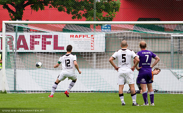 Alexander H�rtnagl trifft in der 87. Minute per Elfmeter zum 2:0