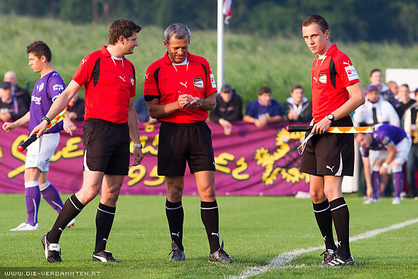 Schiedsrichter Franz Maislinger mit seinen Assistenten: Christian Struz und Sebastian Gishamer
