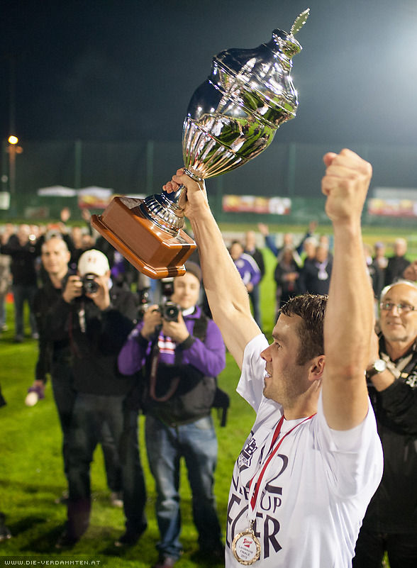 Florian Hirsch mit dem Siegerpokal