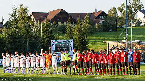 Die beiden Mannschafen vor dem Spiel