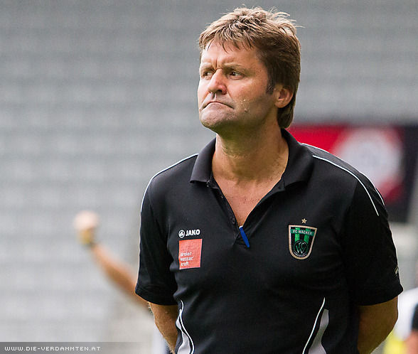 Innsbruck-Coach Werner L�berbauer muss vor der Halbzeit noch einen vierten Treffer gegen seine Mannschaft hinnehmen