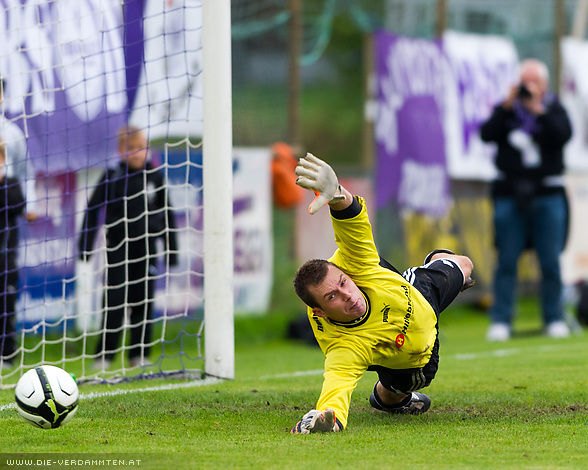 Gr�nau-Goalie Florian Kreuzwirth beim Elfmeter zum 1:0