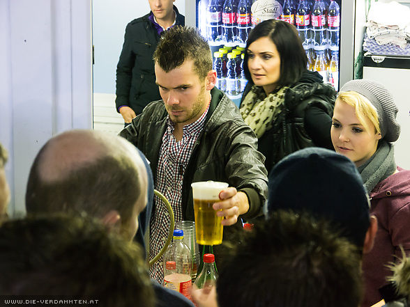 Florian Hirsch spendiert nach dem Spiel Bier