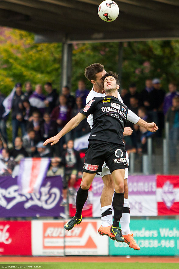 Fabio Strauss im Kopfballduell mit dem Bregenzer Alves Gomes