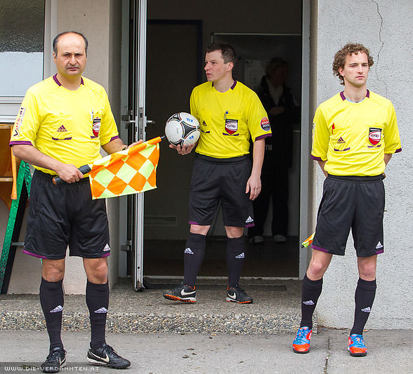 Schiedsrichter Reinhold Fischer mit seinen Assistenten Okay �z�yer & Christoph Tschol