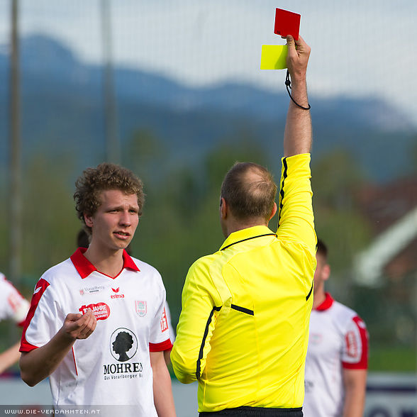 In der Nachspielzeit wird der Dornbirner Elias Greber mit Gelb-Rot ausgeschlossen