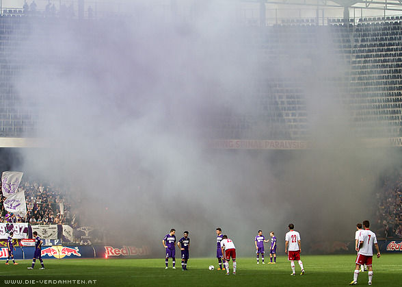 Pyro-Nebel �ber dem Austria-Sektor