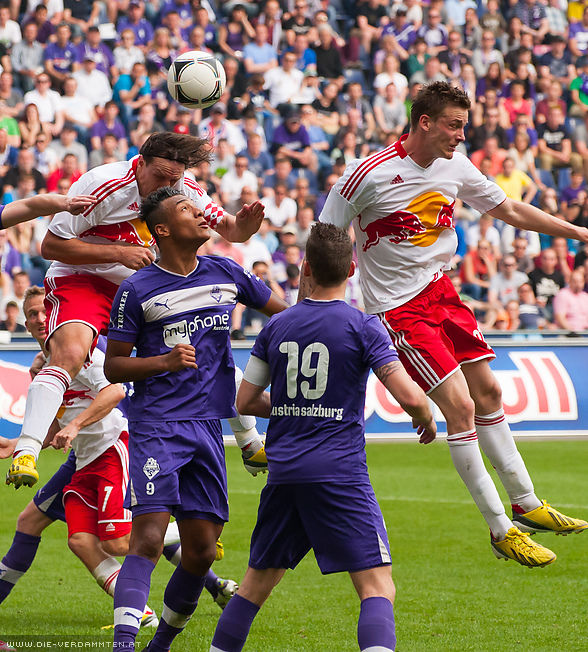 In der 66. Minute trifft Rene Aufhauser nach einem Eckball per Kopf zum 1:0 f�r Liefering