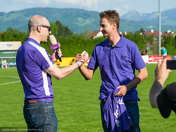 David Rettenbacher nimmt im Namen von Eine Heimat f�r die Austria die gesponserte Hose vom Liefering-Match entgegen