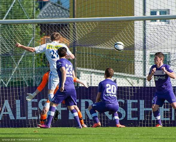 In der 51. Minute trifft Thomas Hartl zum Ausgleich f�r die G�ste