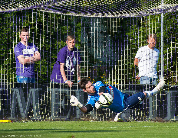 Kurz darauf wird Nico Mayer im Strafraum gefoult - Kufstein-Goalie Fabian Steidl pariert den Vujic-Elfmeter