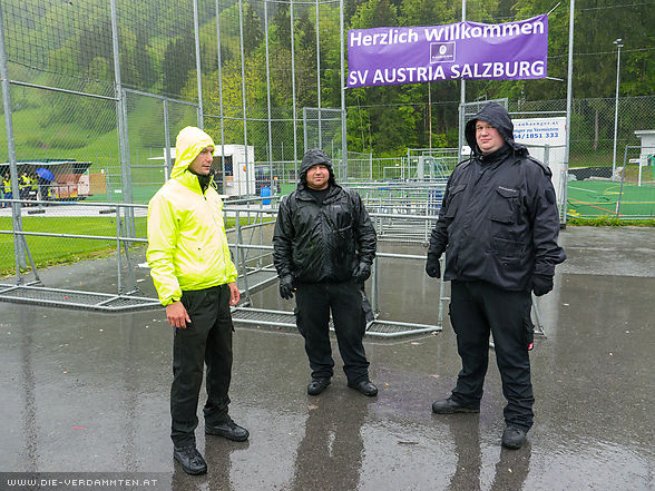 Ordner-Crew in Erwartung der Ausw�rtsg�ste