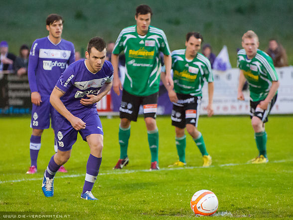 Florian Hirsch sorgt in der 90. Minute mit einem Elfmeter f�r den 4:0 Endstand
