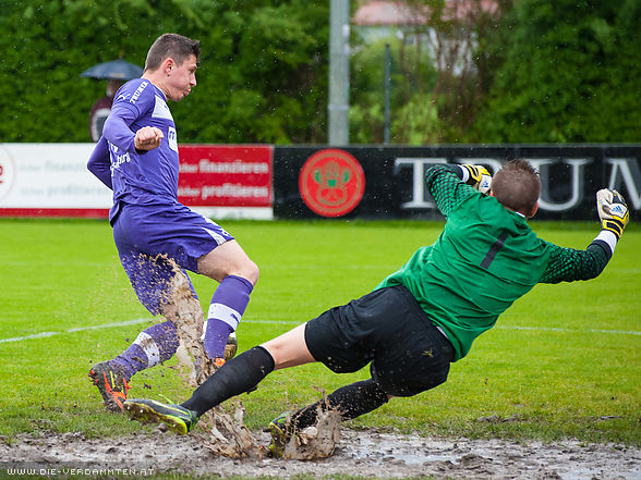 Dauerregen sorgt f�r einen tiefen Platz