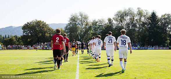 Um 10.30 Uhr maschieren die Mannschaften aufs Spielfeld