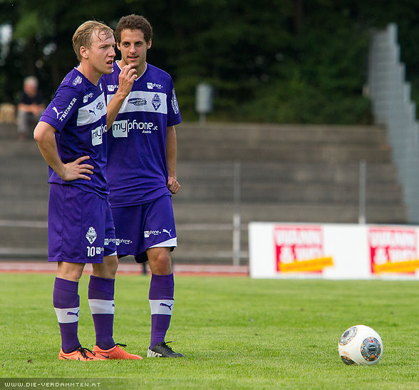 Raimund Friedl und Nico Mayer vor einem Freisto�