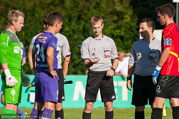 Kapit�ne und Schiedsrichter-Team vor dem Ansto�