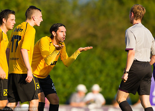 In der 47. Minute entscheidet Schiedsrichter Markus Winkler nach einem Foul an Onisiwo auf Elfmeter