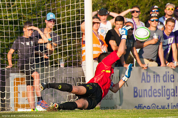 Mathias Nagel pariert den Vujic-Penalty