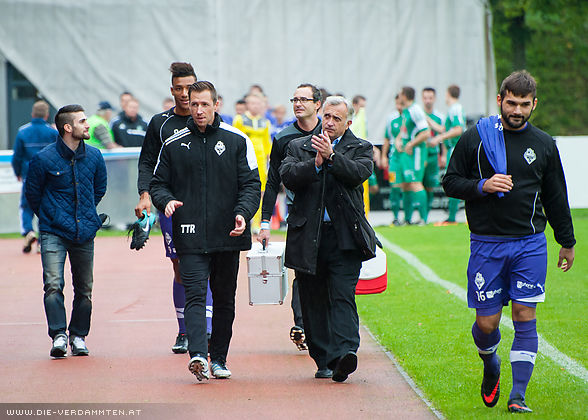 Miro Polak mit Betreuern und Ersatzspielern