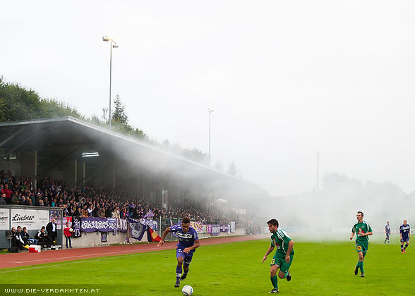 Haupttrib�ne am Gr�nauer Sportplatz