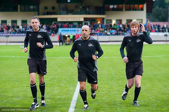 Schiedsrichterteam beim Aufw�rmen