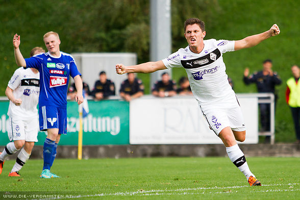 Marko Vujic jubelt nach dem 2:0 f�r die Austria