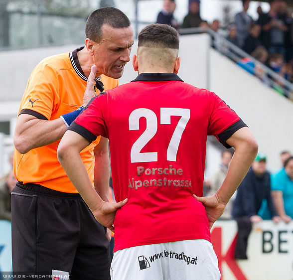 Schiedsricher Haso Hamzic ermahnt Anifs Arif Sari