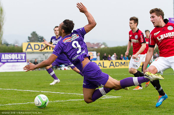 Elfer-Foul an Karim Onisiwo