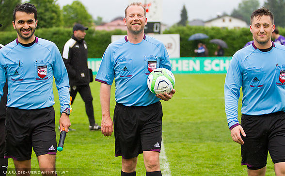 Schiedsrichter Thomas Gangl mit seinen Assistenten Mehmet �cal und Markus Grabher