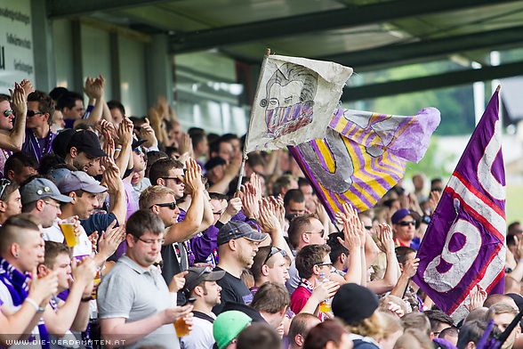 Die Hauptrib�ne ist fest in violetter Hand