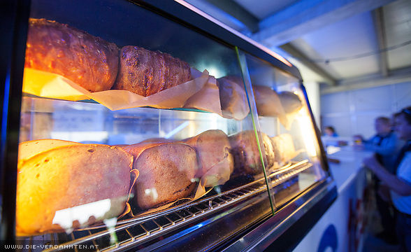 Leberk�s-Vorrat in der FAC-Kantine