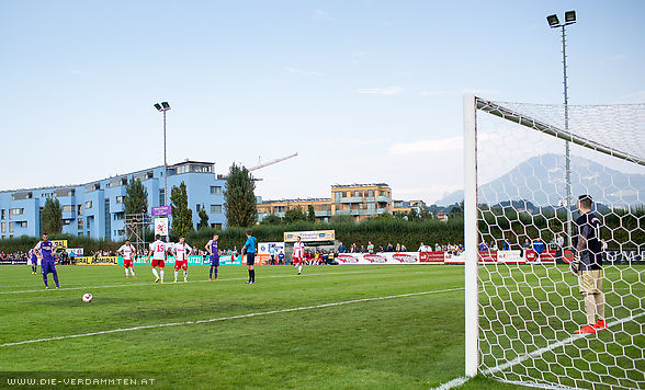 In der 26. Minute tritt Lukas Katnik zum Elfmeter an...
